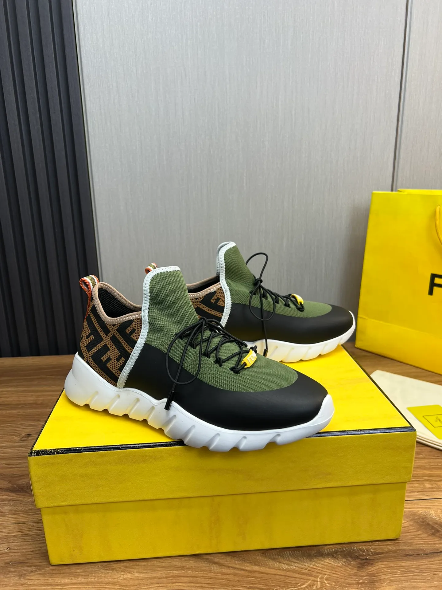 Men's shoes💰680💰 ＦＥＮＤＩ. Fendi🔍Top purchasing agent🇮🇹 The new and popular counter of the popular street boy monster has original factory configuration, original fly-knit fabric imported from Italy, high-quality printing technology, imported water-dyed cowhide with breathable mesh lining, breathable and comfortable, soles: original factory special soles are super comfortable, original factory single goods 🔍high quality, you can enter and leave the counter at will, welcome to compare, code number 39-44 (can be ordered 38.45.46)